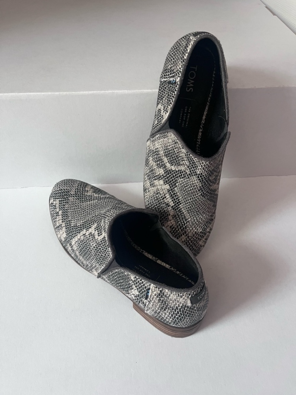 Toms Shaye Snake-Print Slip-On Loafers in Black and Gray